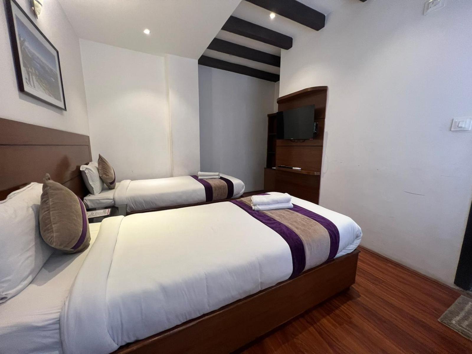 Hotel New Era Катманду Экстерьер фото